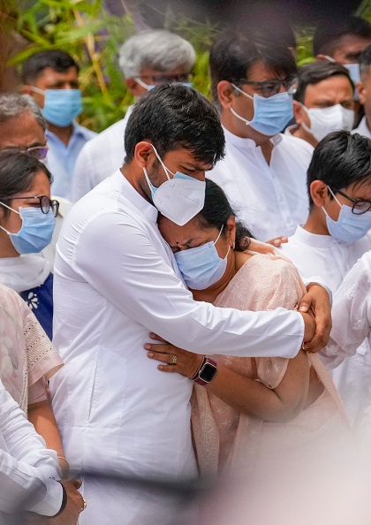 विजय रूपाणी की अंतिम यात्रा, परिजनों का रो-रोकर बुरा हाल
