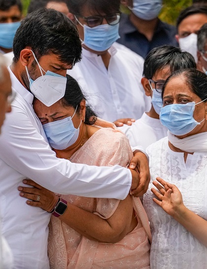 अहमदाबाद हादसे में गई जान, पूर्व CM को दी अंतिम श्रद्धांजलि