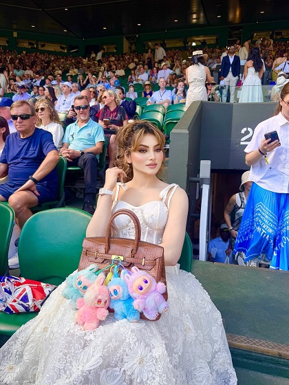 उर्वशी ने लगाए लाबुबू के 4 डॉल्स का तड़का