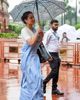 कंगना को 'गुड अर्थ' की प्रिंटेड छतरी लिए हुए भी देखा गया, जिसकी कीमत लगभग 6,100 रुपये थी।
