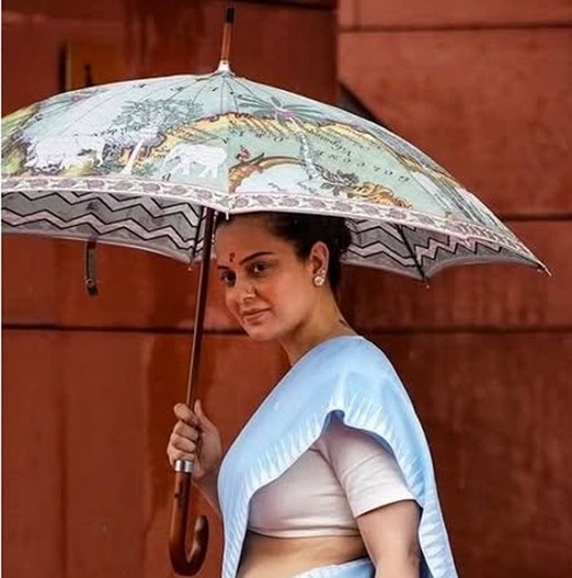 कंगना ने अपनी ज्वेलरी कम से कम रखी, ताकि साड़ी और एक्सेसरीज पर सबका ध्यान जाए।