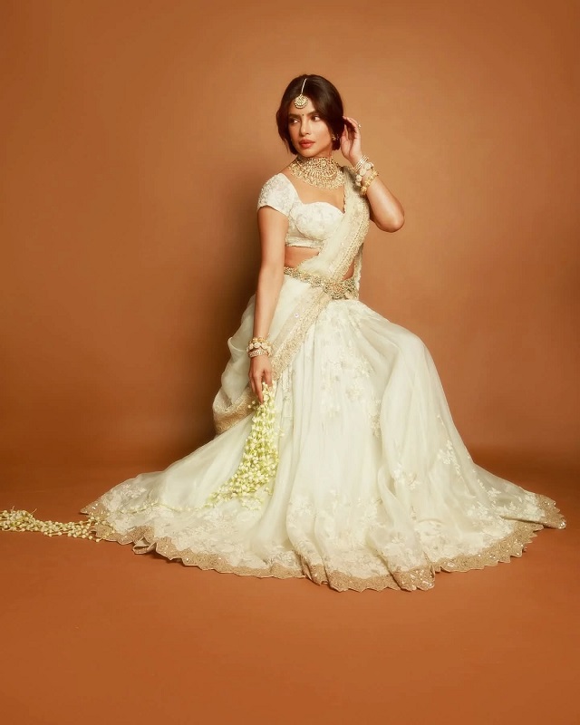 Priyanka Chopra का देसी अवतार—साड़ी, गजरा और स्टाइल