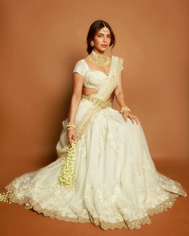 साड़ी में सजी Priyanka, गजरे वाले लुक ने जीता दिल