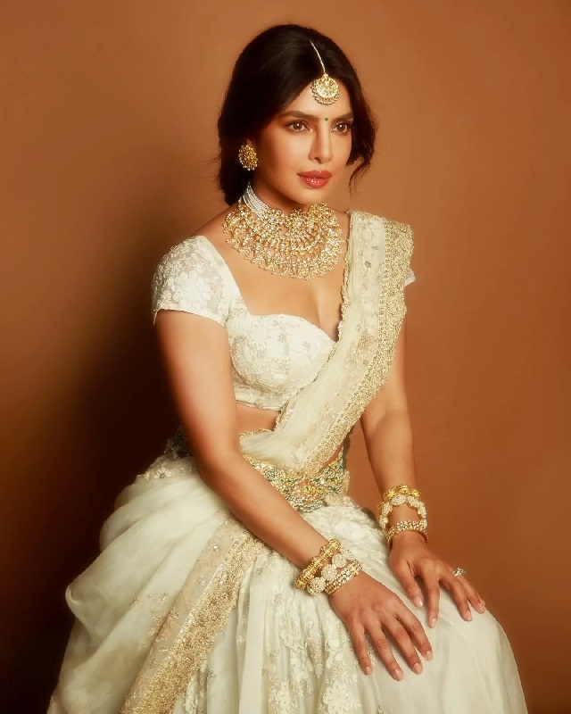 Priyanka का Traditional Look Viral—Off-White Saree में छाईं