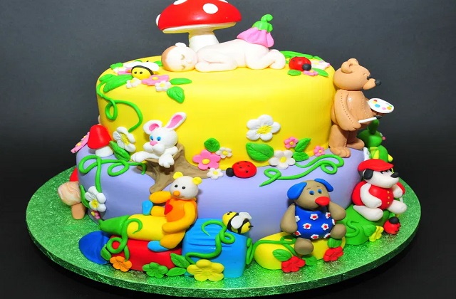 ऐसे में अगर आप बच्चों के इस दिन को और भी खास बनाने की सोच रहे हैं तो आप उनके लिए केक बना सकती है।