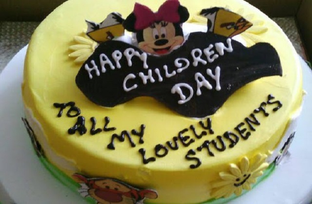 इसके अलावा आप उनके लिए थीम केक बनवा कर उन्हें सरप्राइज दे सकती है।