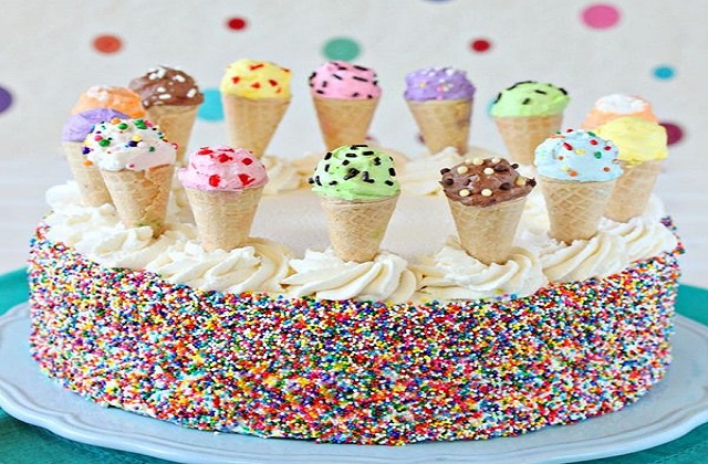 आइसक्रीम कोन में क्रीम भर कर उसे केक के ऊपर रख सकते हैं।