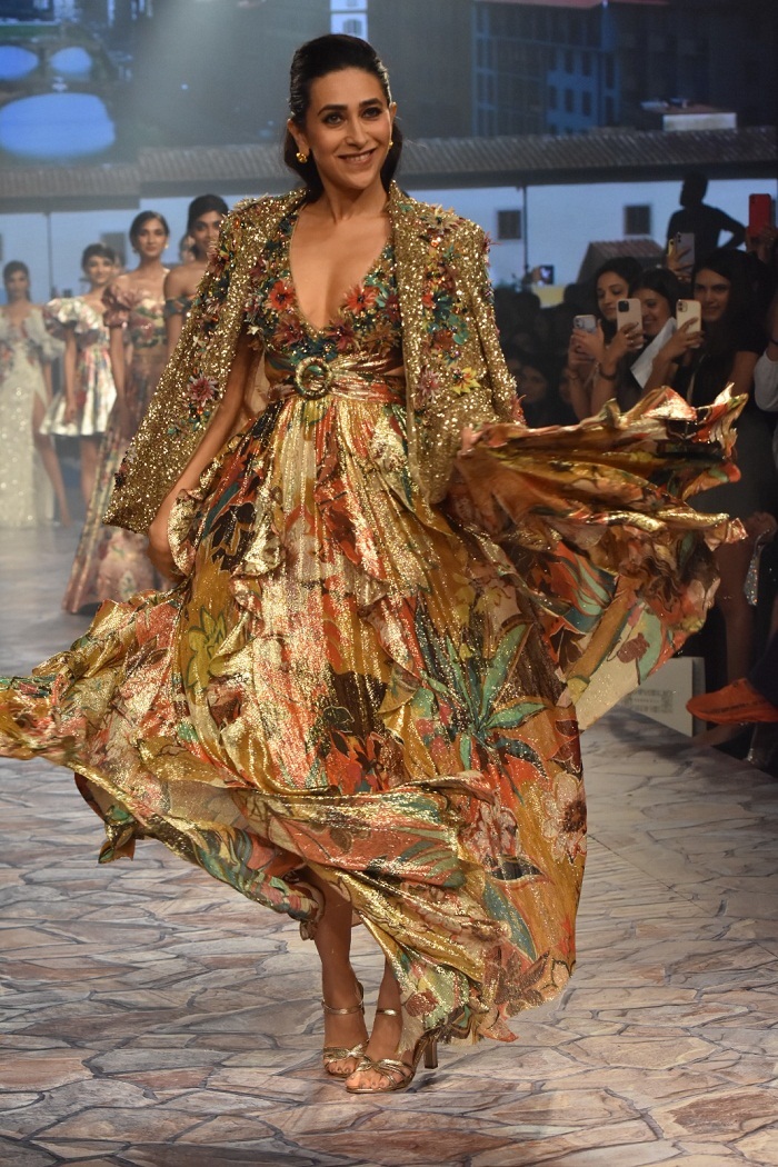 गाउन के साथ श्रग