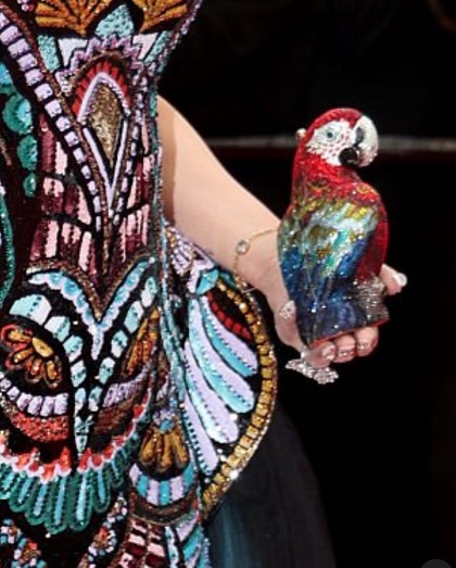 इस लग्ज़री क्लच क़ीमती क्रिस्टल से बना है जो जूडिथ लाइबेर ब्रांड का था।( Judith Leiber)। इस Crystal Parrot Clutch Bag की कीमत $5,495 डॉलर यानी लगभग ₹4.5 लाख रुपये