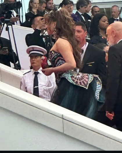 Cannes Film Festival 2025 के रेड कार्पेट से उर्वशी रौतेला का लुक आया सामने, तोते वाले क्लच बैग ने खींची लाइमलाइट