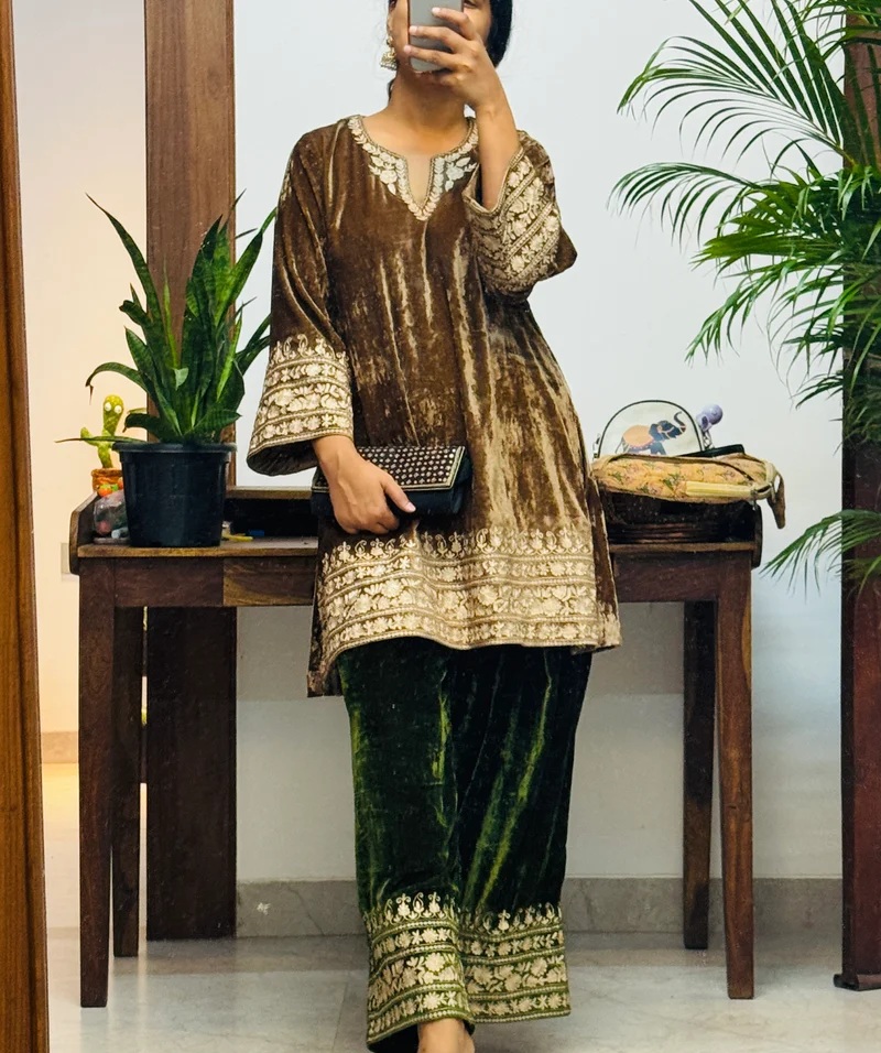 वेलवेट शॉर्ट कुर्ती के साथ