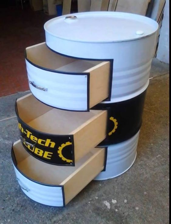 पुराने टिन से आप बच्चों के खिलौने या कोई भी एक्स्ट्रा सामान रखने के लिए दराज वाली अलमारी बनवा सकते हैं।