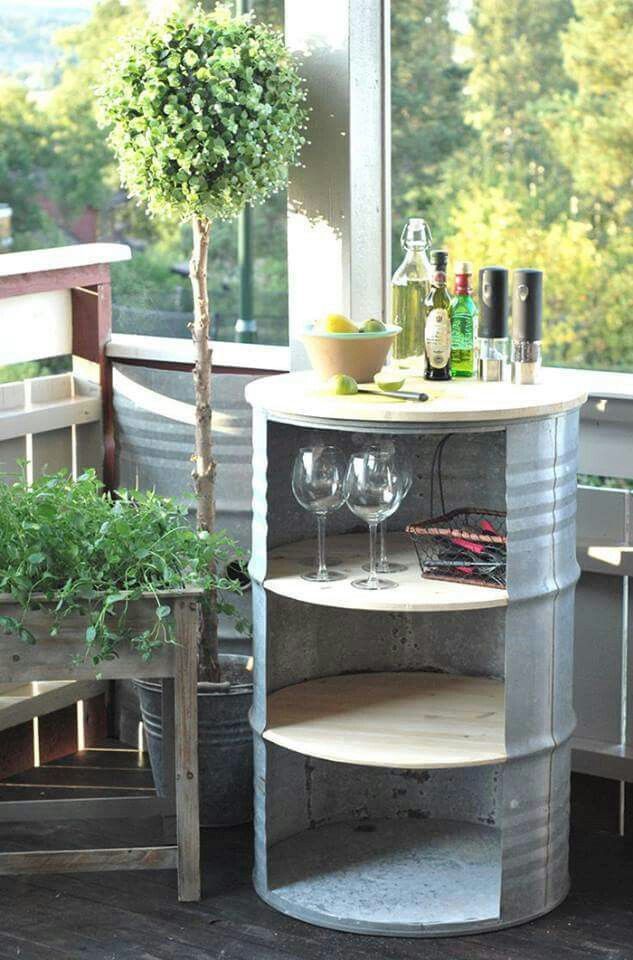 वाइन टेबल बनवाने के लिए भी आप पुराने टिन का यूज कर सकते हैं।