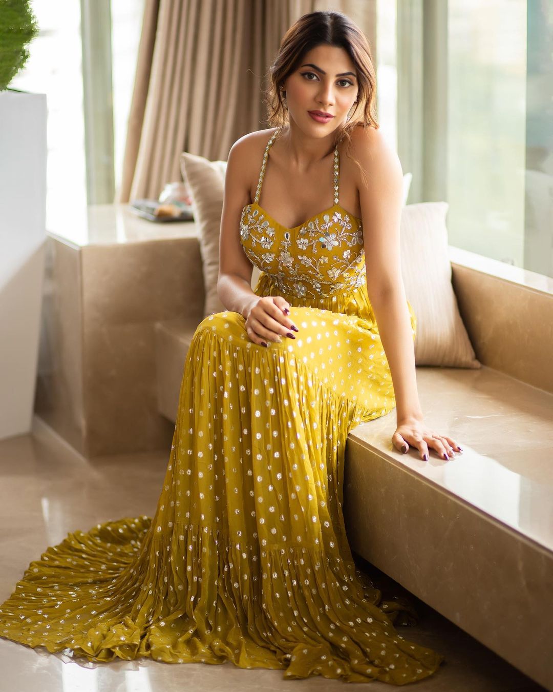 लाइट येलो स्लीवलेस गाउन