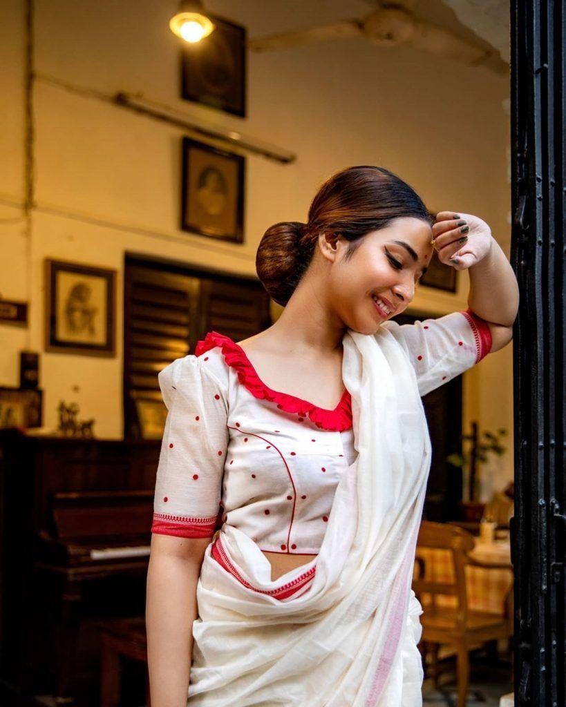 हैंडलूम साड़ी के साथ ट्रेडिशनल ब्लाउज