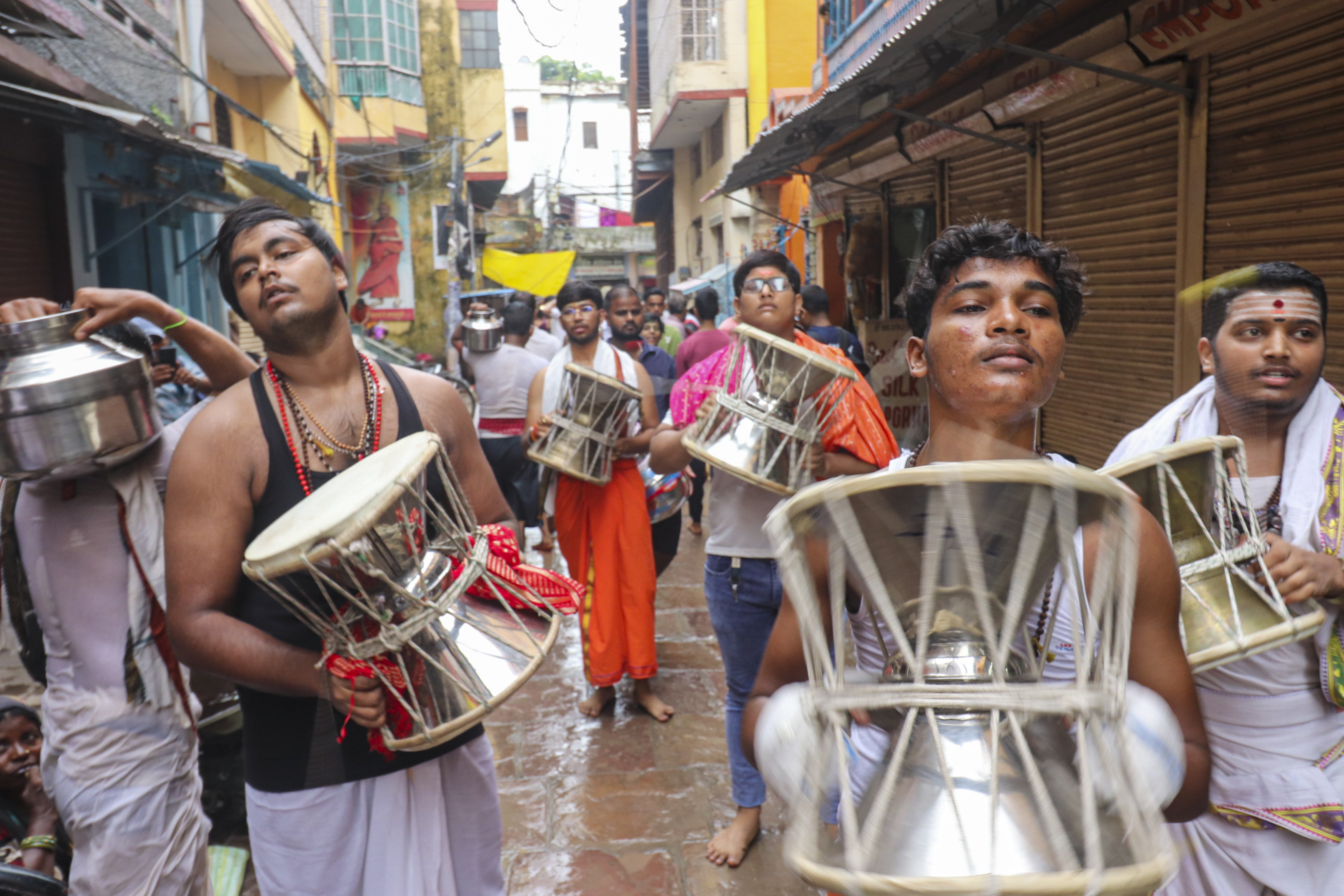 सावन के पवित्र महीने के पहले सोमवार को पूरे भारत में भक्ति की लहर दौड़ गई।