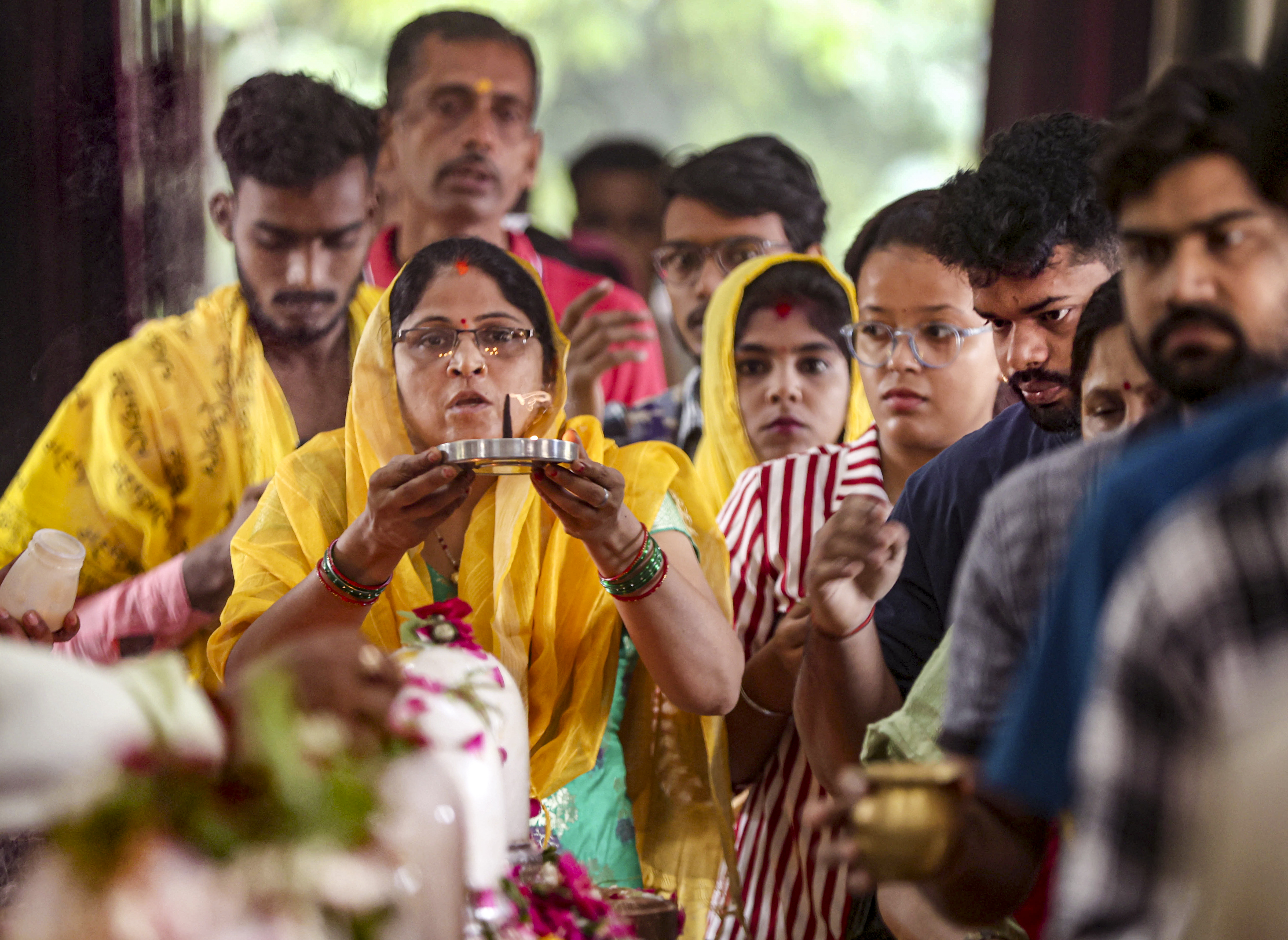 हज़ारों भक्त  प्रमुख शिव मंदिरो  में पूजा-अर्चना, जलाभिषेक और विशेष आरती में भाग लेने के लिए उमड़ पड़े।