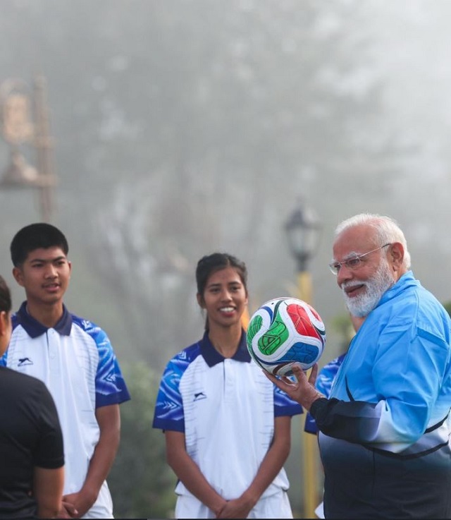गंगटोक में बच्चों के साथ फुटबॉल खेलते पीएम मोदी, दिखा अलग अंदाज़