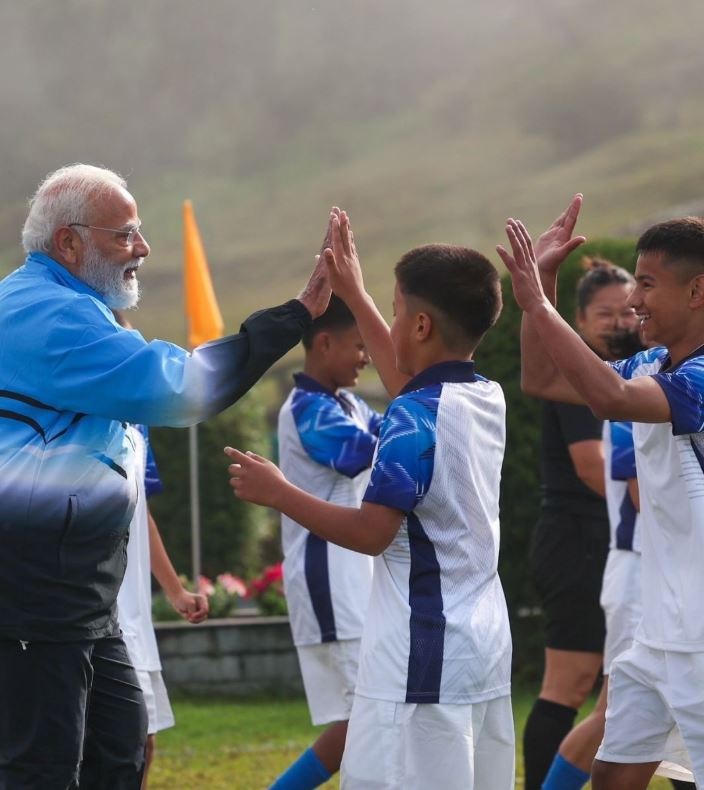 सियासत से हटकर खेल के मैदान में उतरे पीएम मोदी, बच्चों संग बिताए खास पल