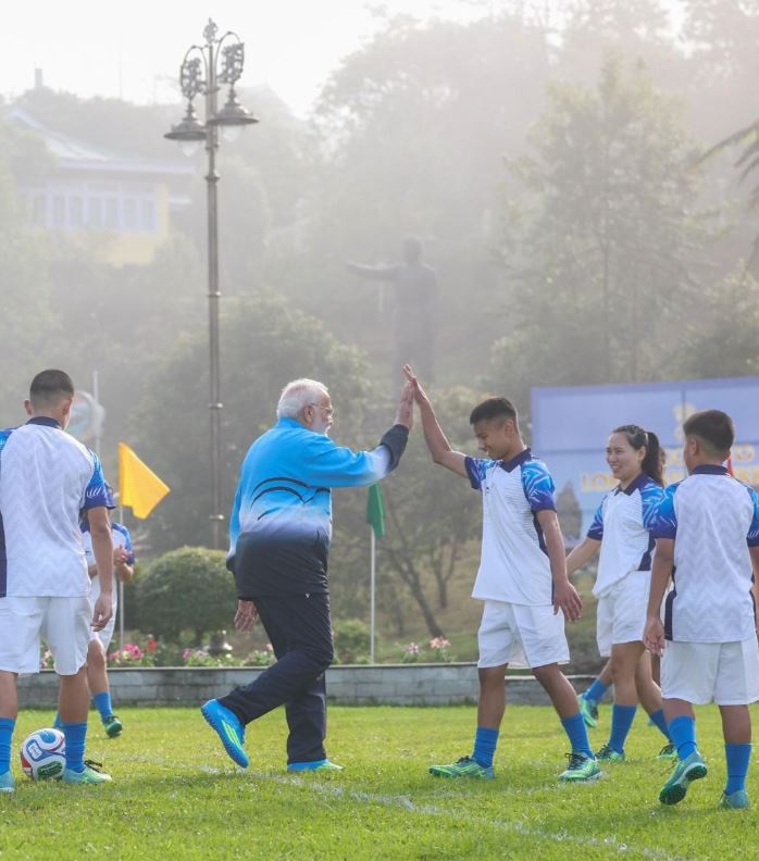 सिक्किम के गंगटोक में पीएम मोदी ने बच्चों संग खेला फुटबॉल, दिल जीत लिया