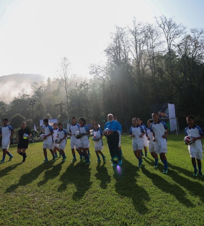 बच्चों के साथ खेलते नजर आए पीएम मोदी, मैदान में दिखी जोश और ऊर्जा