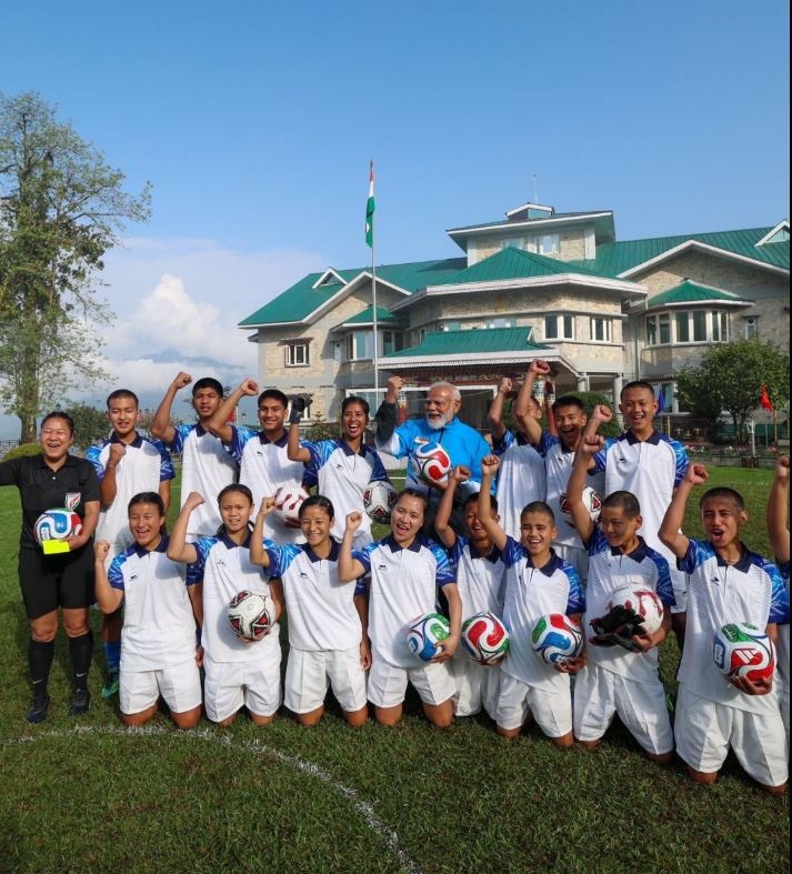 गंगटोक में पीएम मोदी का स्पोर्टी अवतार, बच्चों के साथ खेलते दिखे फुटबॉल