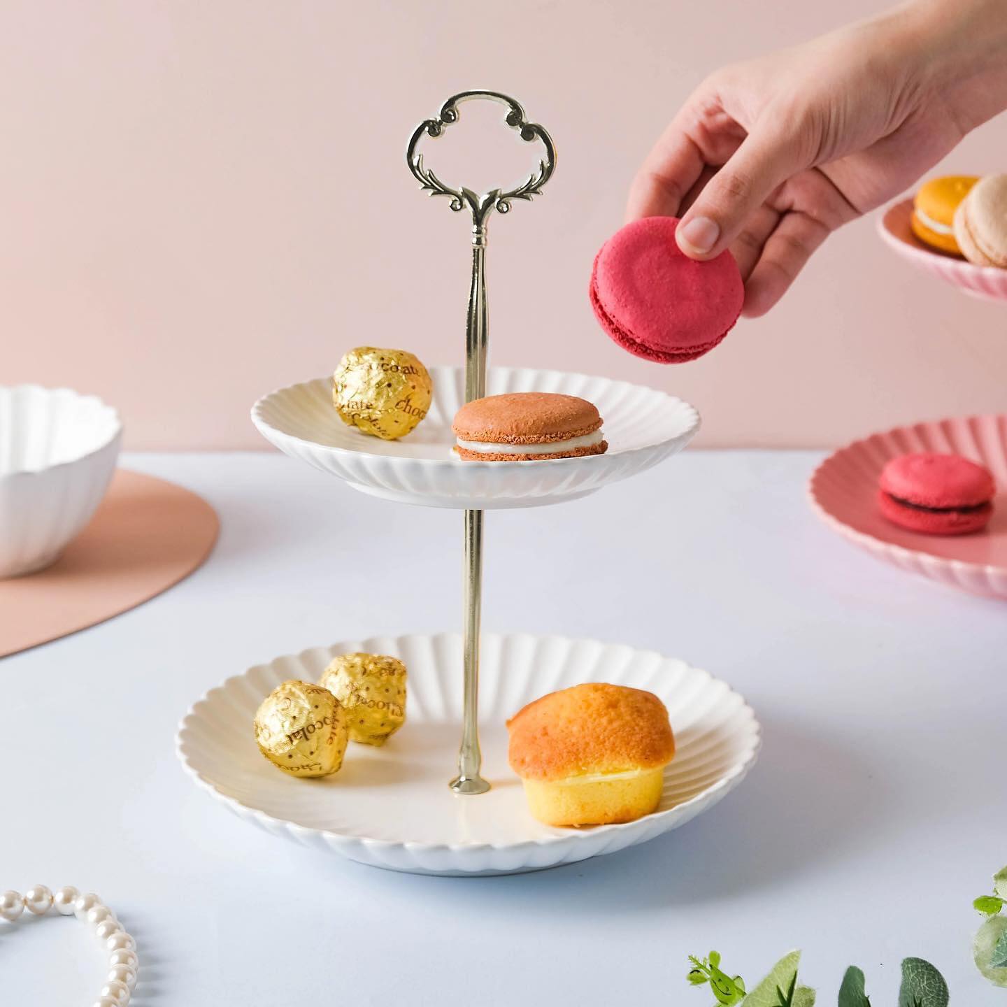 सिंपल व्हाइट स्टैंड भी रहेगा परफेक्ट