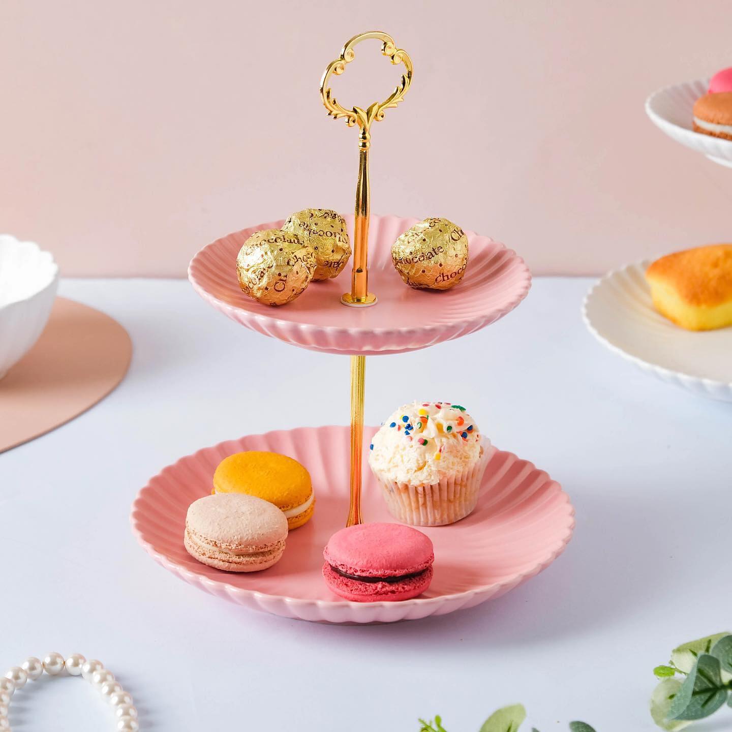 पिंक कलर की ऐसी कुकीज भी आप स्टैंड में रख सकते हैं।