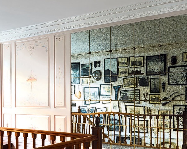 हर रूम में बालकनी है जिससे पहाड़ों का खूबसूरत नजारा दिखाई देता है।