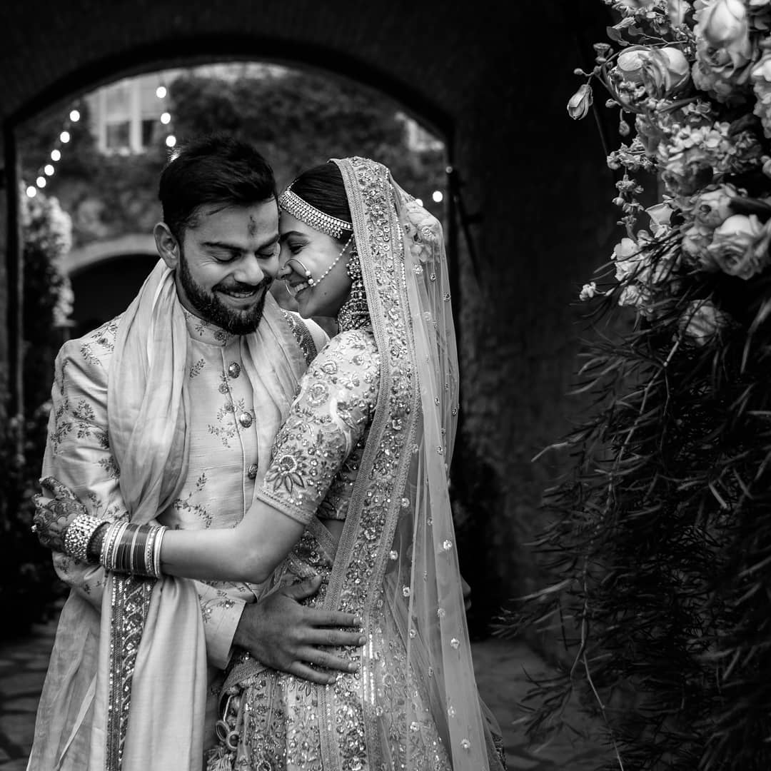 विराट कोहली और अनुष्का शर्मा, आज अपनी शादी की दूसरी वेडिंग एनिवर्सरी एन्जॉय कर रहा है।