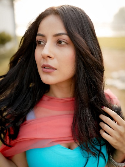 उनका पारंपरिक लुक बहुत प्यारा लग रहा था।