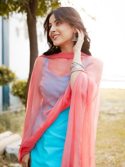 खुले बालों में वह और भी ज्यादा खूबसूरत दिखीं।