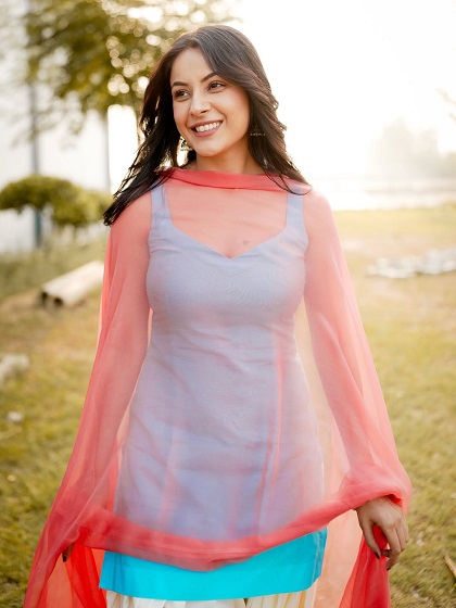 शहनाज़ की सादगी में भी एक खास अंदाज़ नजर आया। उनकी पंजाबी खूबसूरती ने सबका ध्यान खींचा।