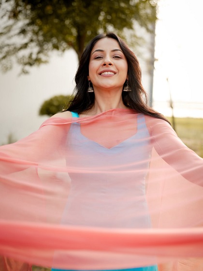 फैन्स ने सोशल मीडिया पर उनके इस लुक की खूब तारीफ की।