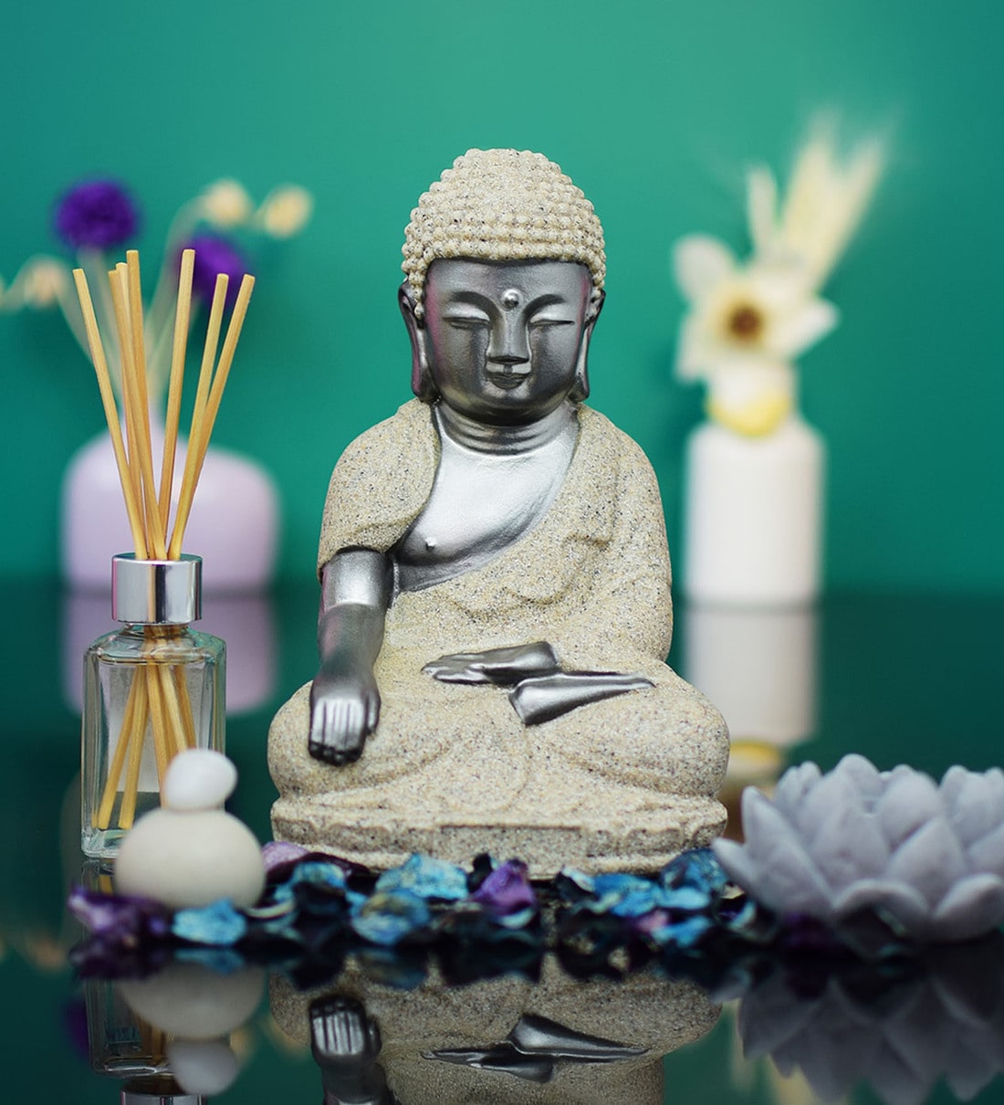 इससे ना सिर्फ वातावरण शुद्ध व पॉजिटिव होता है बल्कि घर में भी सुख-शांति व समृद्धि आती है।