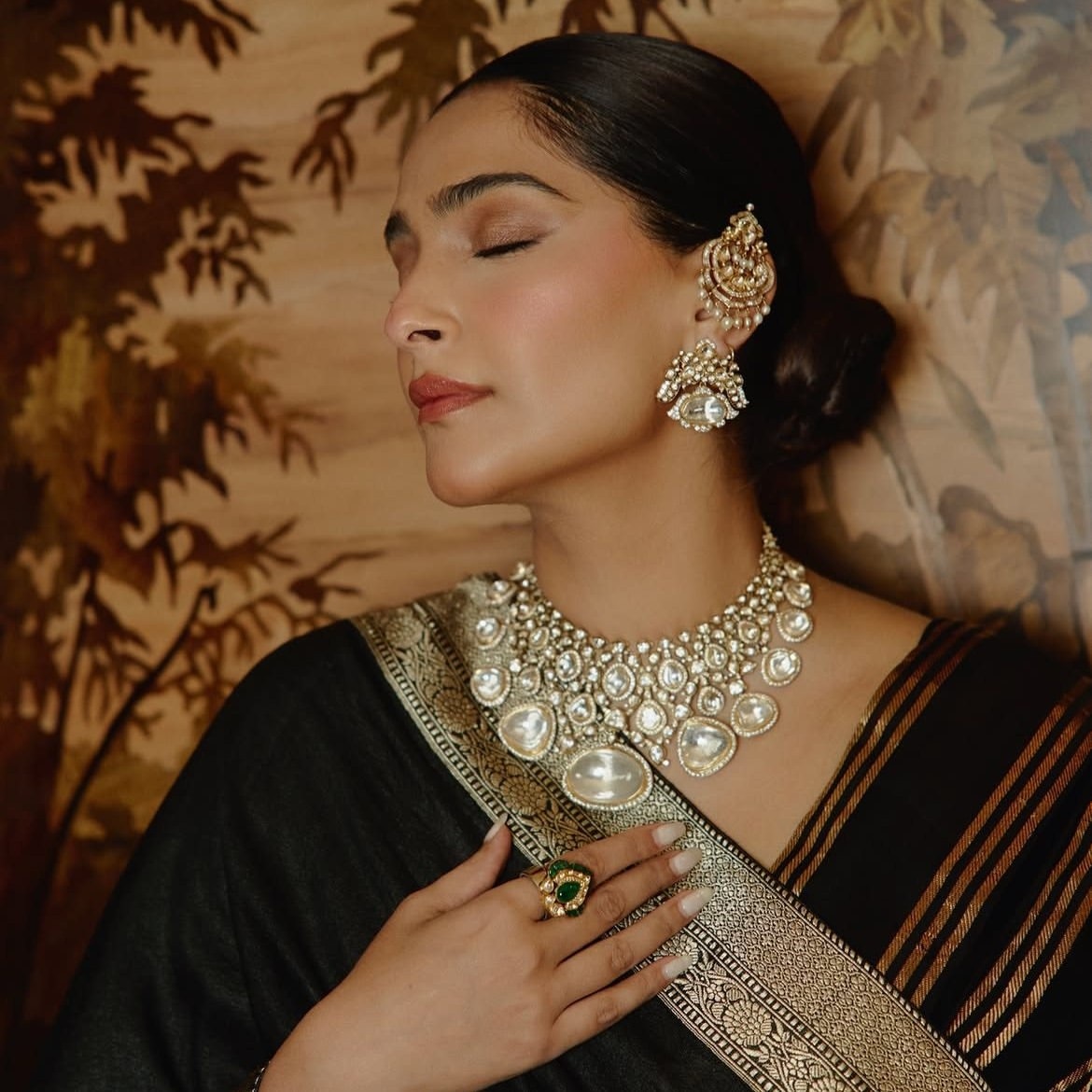 एक्ट्रेस एक शानदार ब्लैक साड़ी और उसके साथ खास ज्वेलरी पहने हुए नज़र आईं, जिसने सबका ध्यान अपनी ओर खींचा।