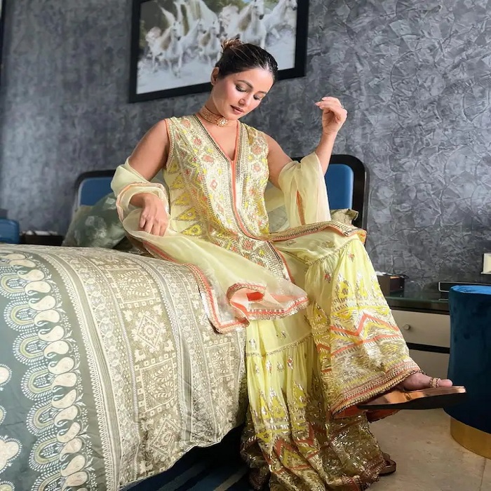 हिना खान का बेडरुम एरिया भी काफी सुंदर है।