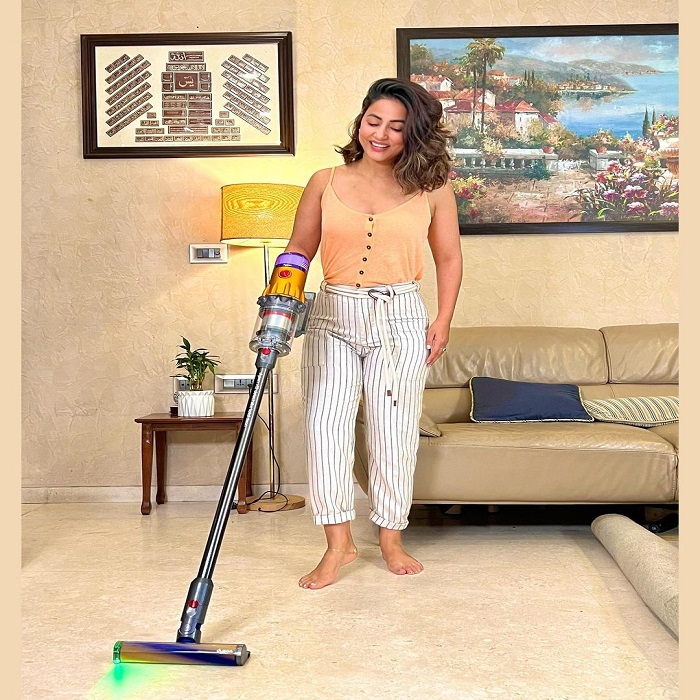 लिविंग रुम में अक्सर अपना समय बिताती हुई नजर आती हैं।