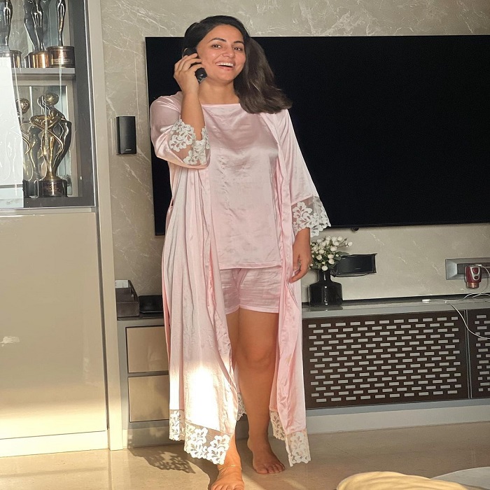 घर में लगा फर्नीचर काफी लग्जीरियस है।