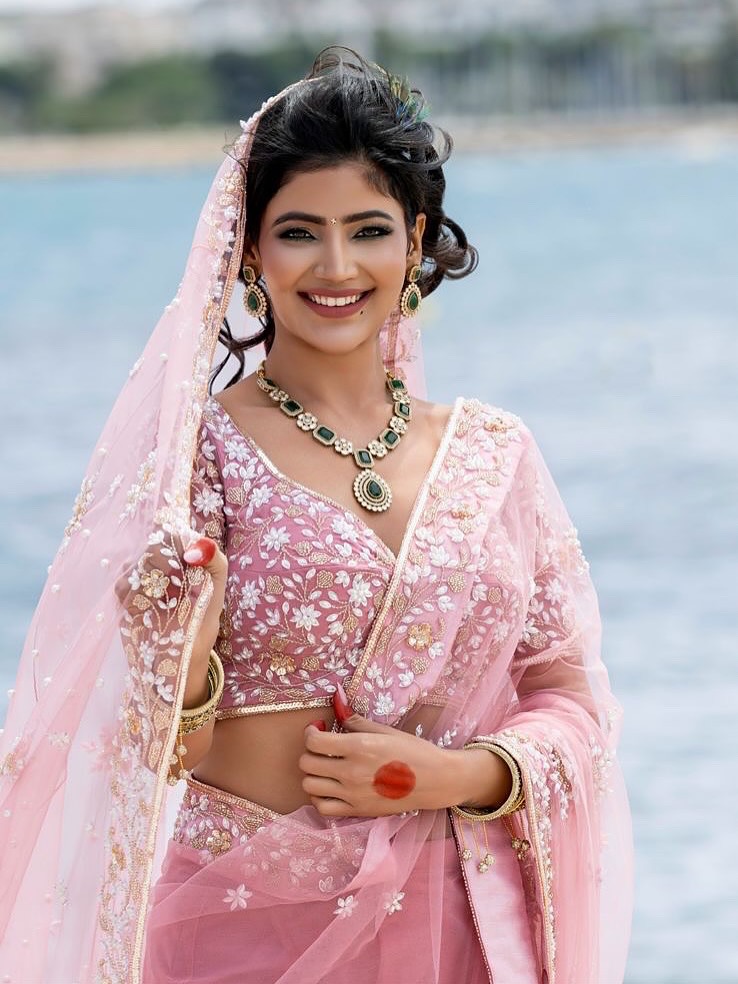 Cannes में अपने पहले अपीयरेंस के लिए उन्होंने डिजाइनर Dolly J का बनाया हुआ एक खास आउटफिट चुना।