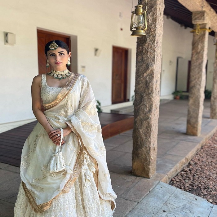 व्हाइट गोल्डन लहंगे में अप्सरा लगी मौनी रॉय