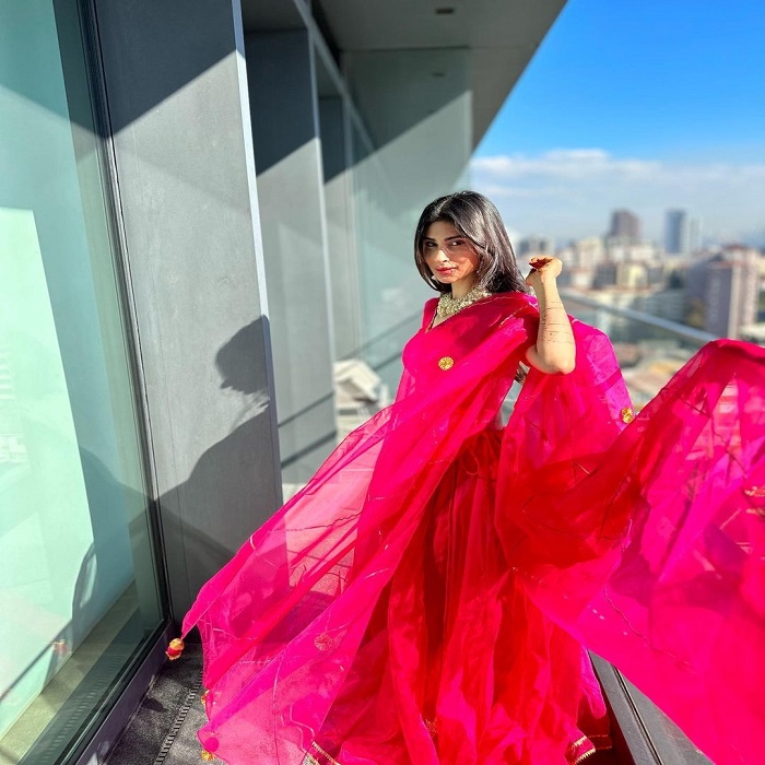 पिंक लहंगे में दिखाया मौनी ने अलग स्वैग