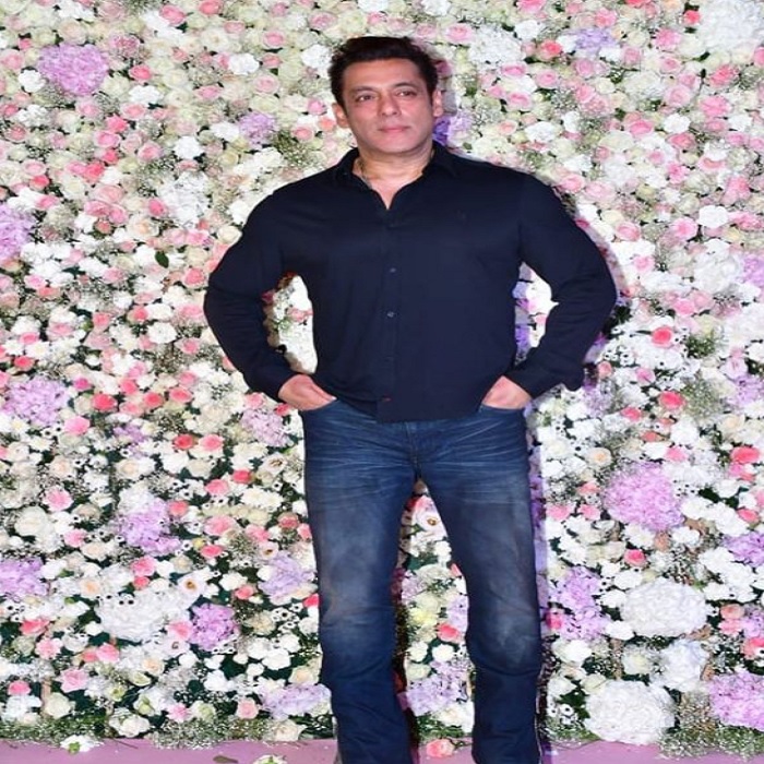 ब्लैक शर्ट और ब्लू जीन्स में कूल दिखे भाईजान सलमान खान