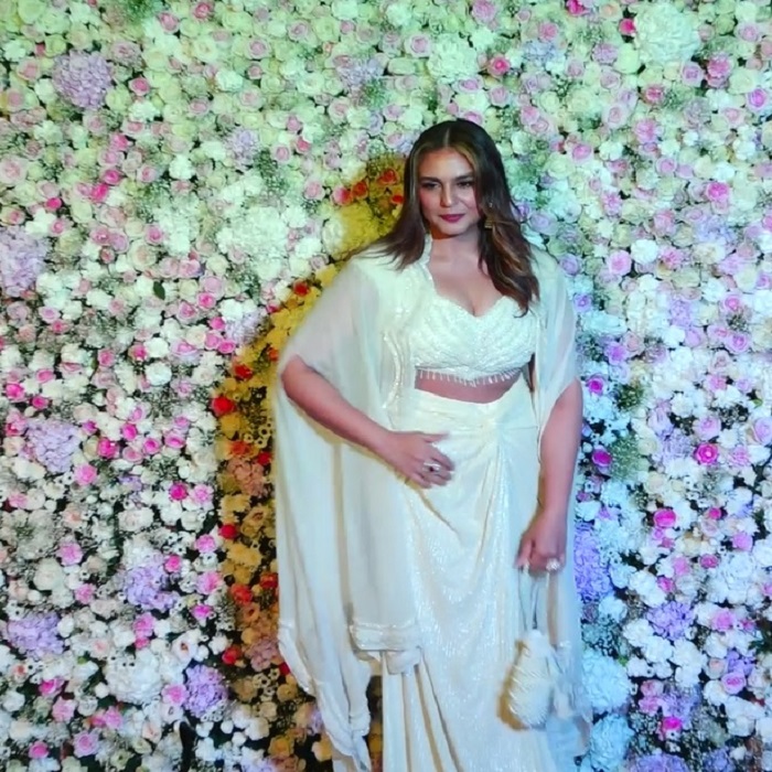 व्हाइट टाप और धोती स्कर्ट में गॉर्जियस दिखी हुमा कुरैशी