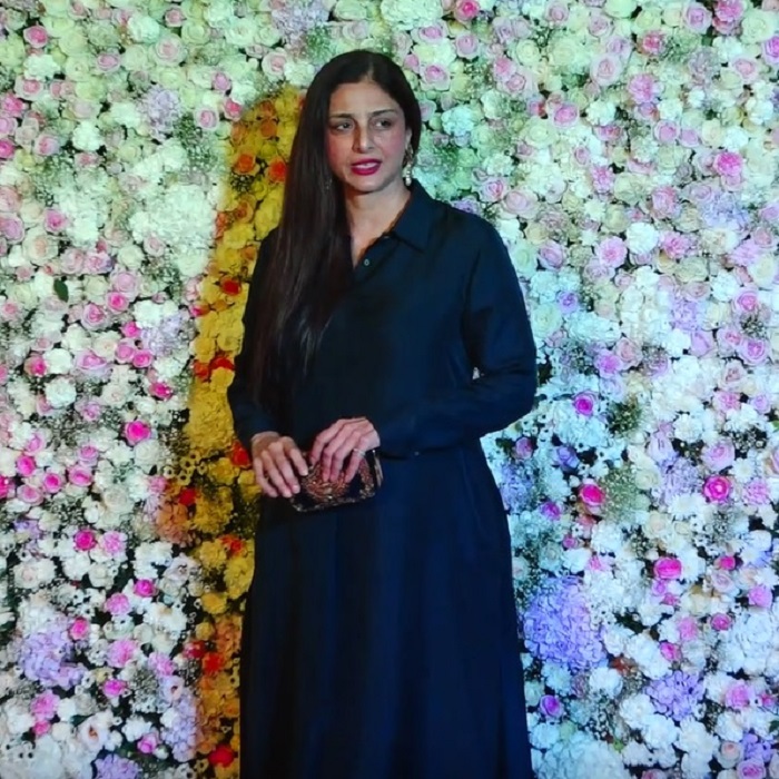 ब्लैक पठानी सूट में दिखा तब्बू का यूनिक लुक