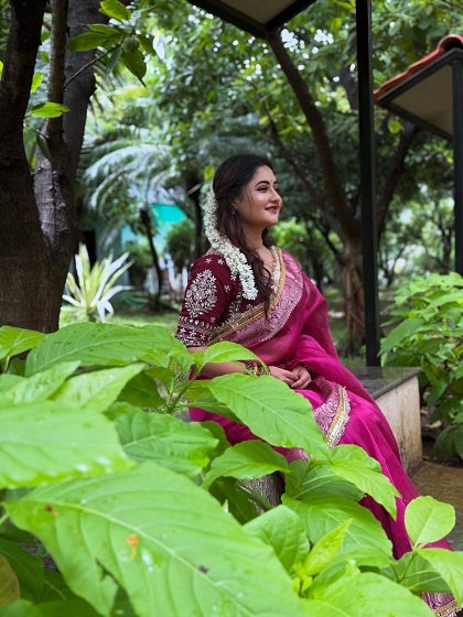 टीवी की मशहूर एक्ट्रेस रश्मि देसाई ने एक बार फिर अपने लुक से सभी का दिल जीत लिया।