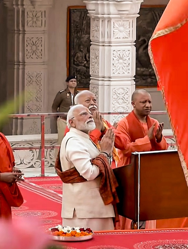 पीएम मोदी ने अयोध्या में फहराया विशाल धर्मध्वज