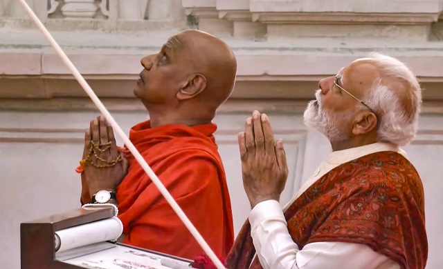 अयोध्या: पीएम मोदी ने किया भव्य धर्मध्वज फहराने का काम