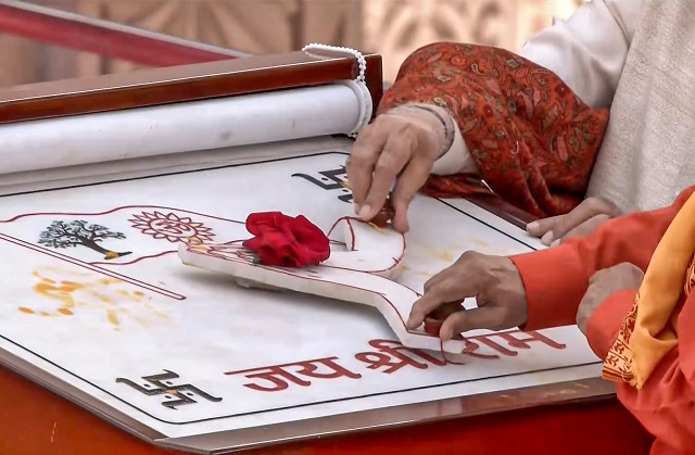 राम मंदिर में पीएम मोदी का ऐतिहासिक क्षण, फहरा 3 किलो वजनी ध्वज