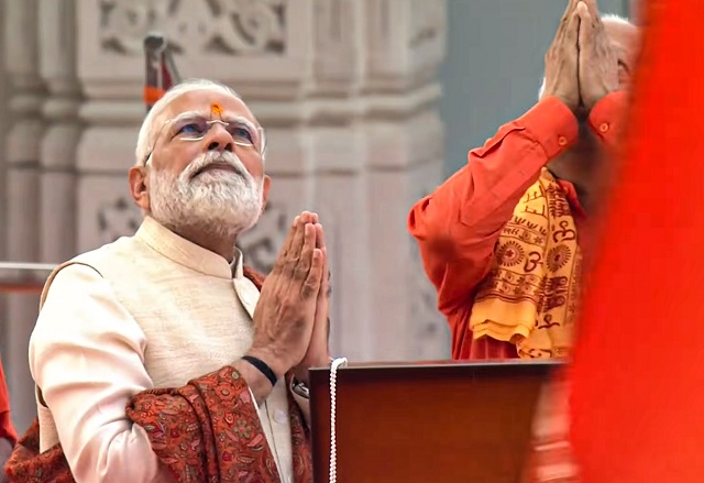 राम मंदिर में लहराया विशाल और भारी धर्मध्वज